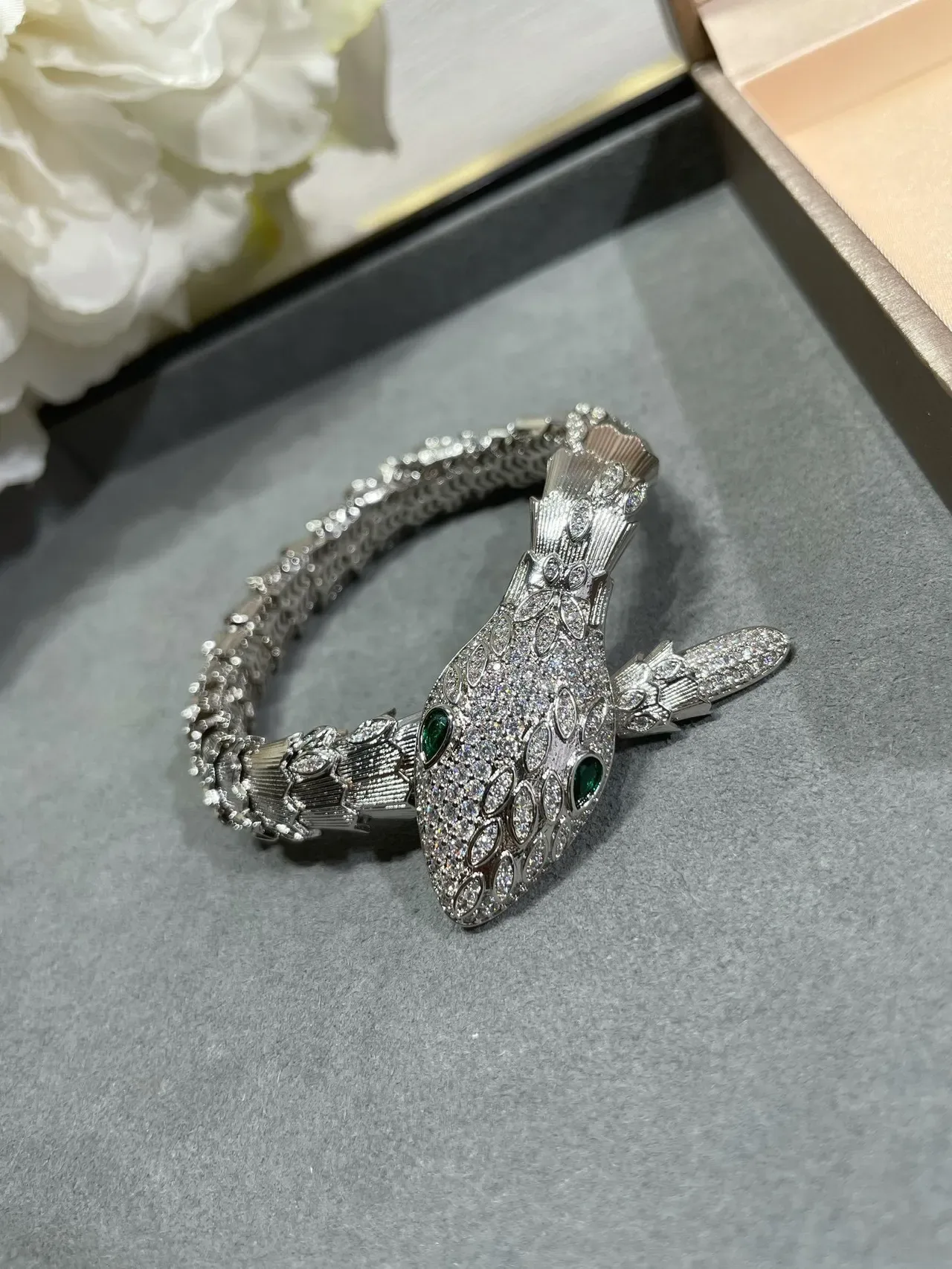 Bvlgari Serpenti Bracelet Pavé Cristal Œil Émeraude 7