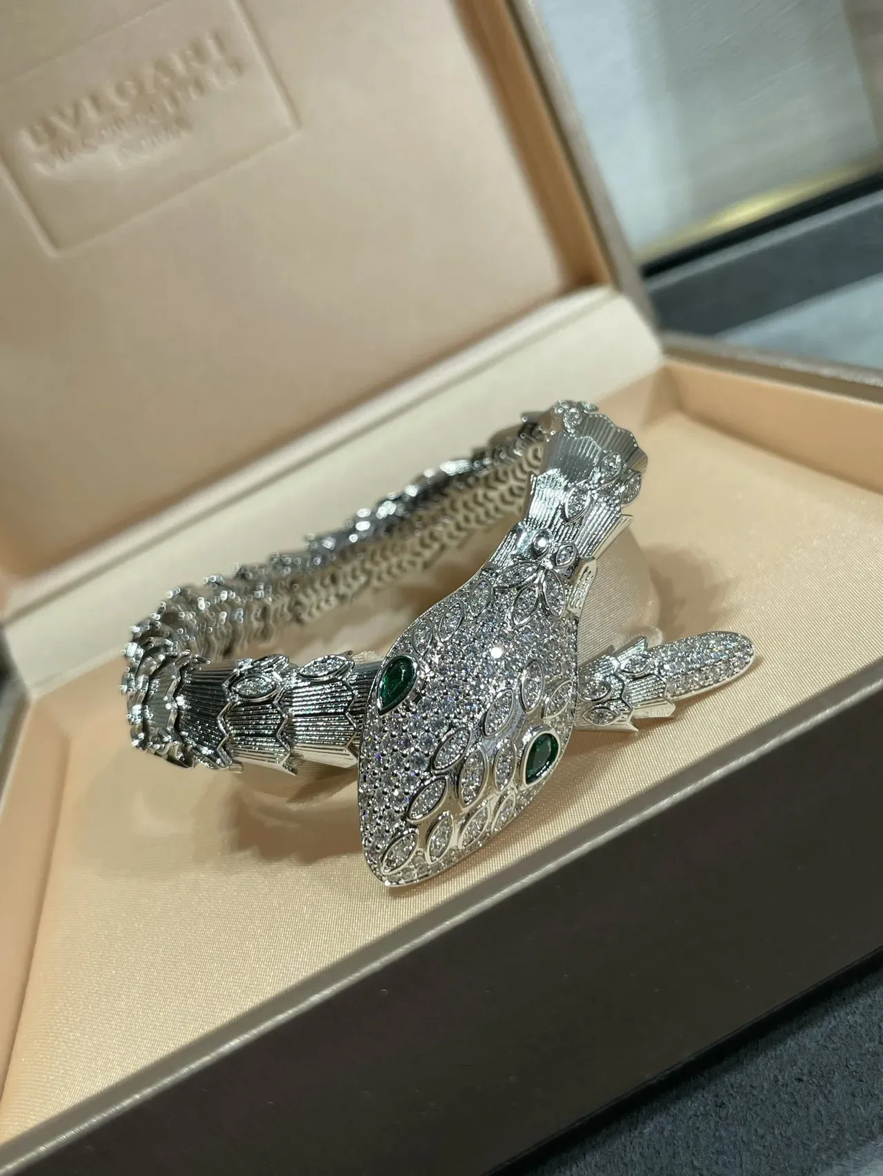 Bvlgari Serpenti Bracelet Pavé Cristal Œil Émeraude 8