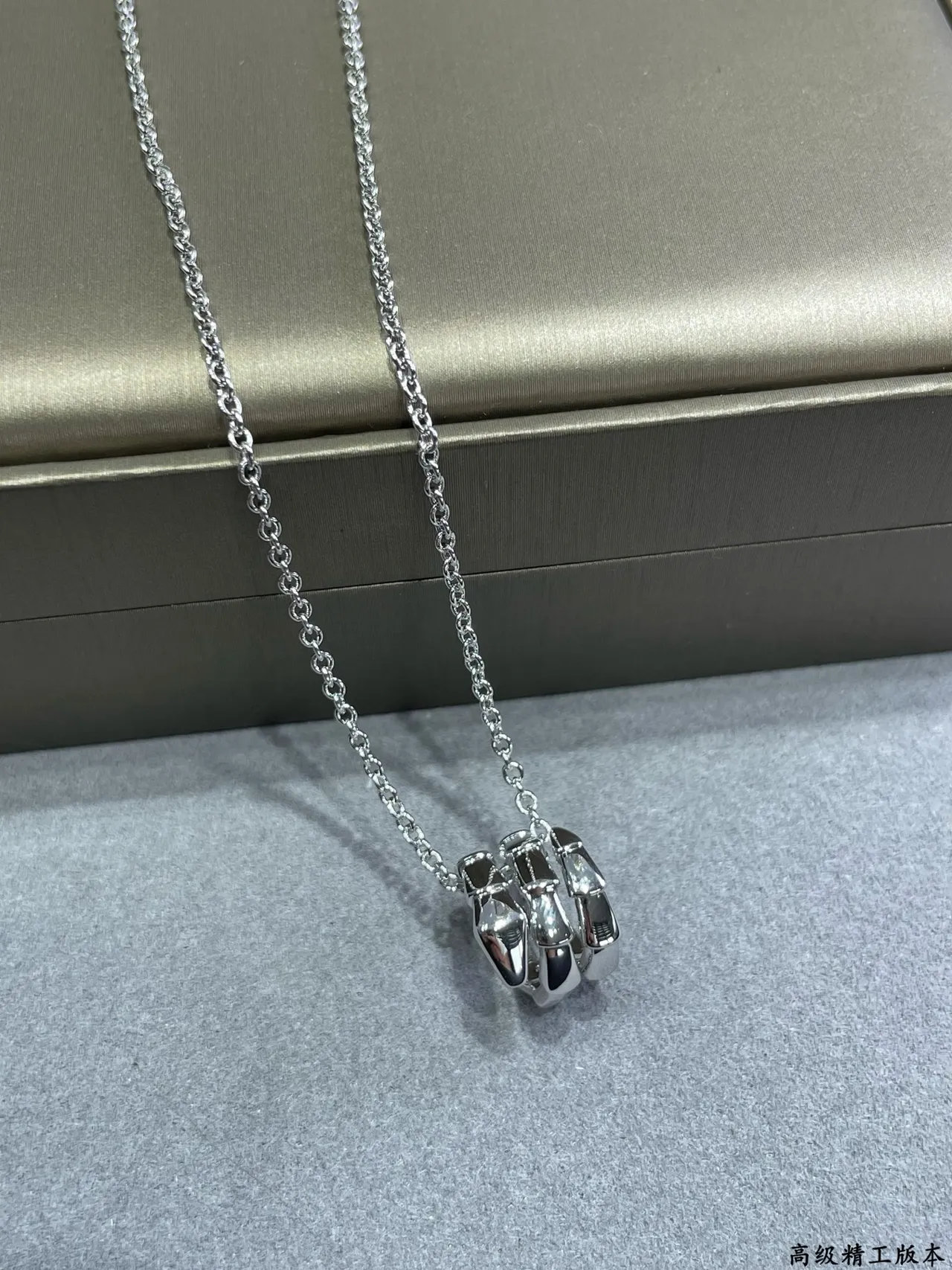 Bvlgari Serpenti Tubogas قلادة الأنابيب الثلاثية المعلقة 4