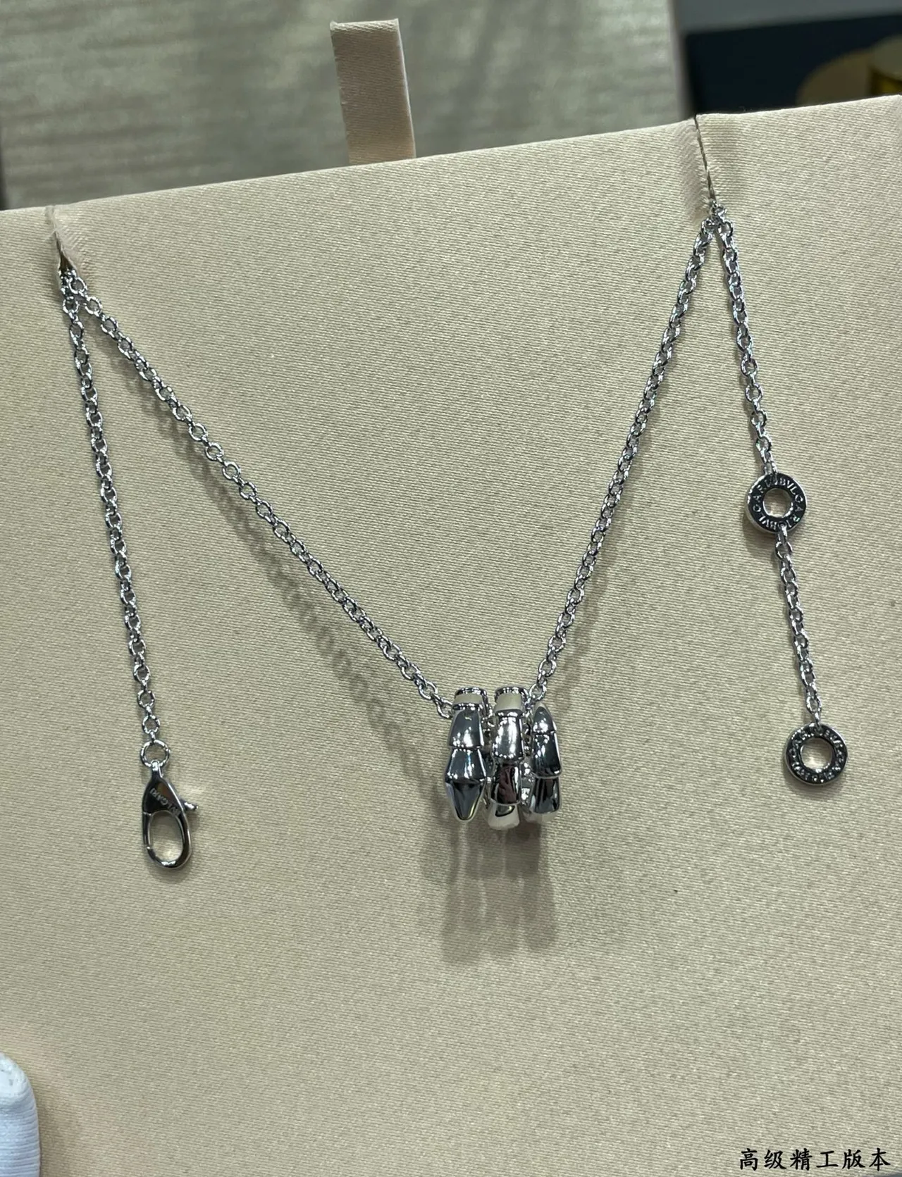 Bvlgari Serpenti Tubogas قلادة الأنابيب الثلاثية المعلقة 5