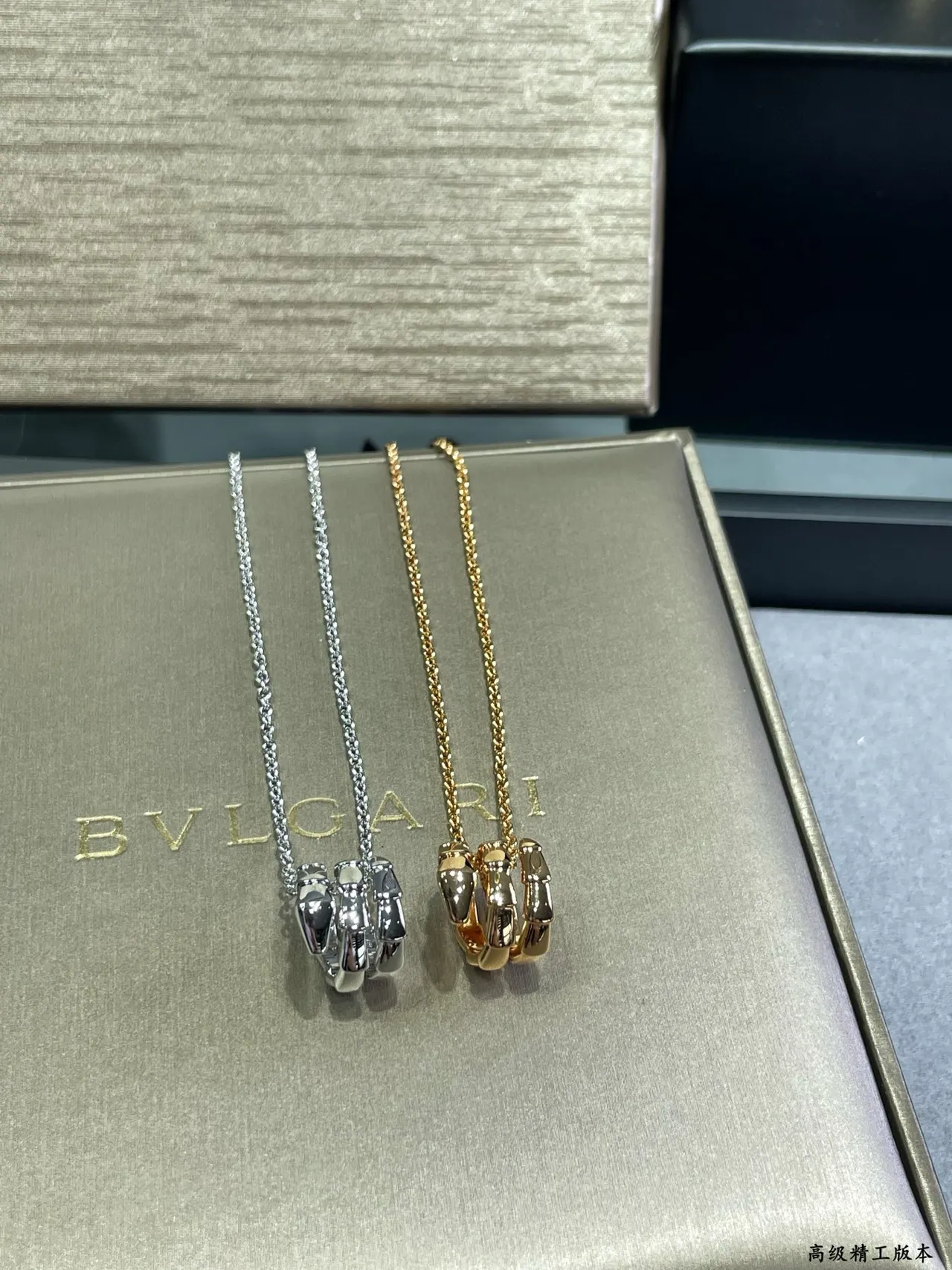 Bvlgari Serpenti Tubogas قلادة الأنابيب الثلاثية المعلقة 7