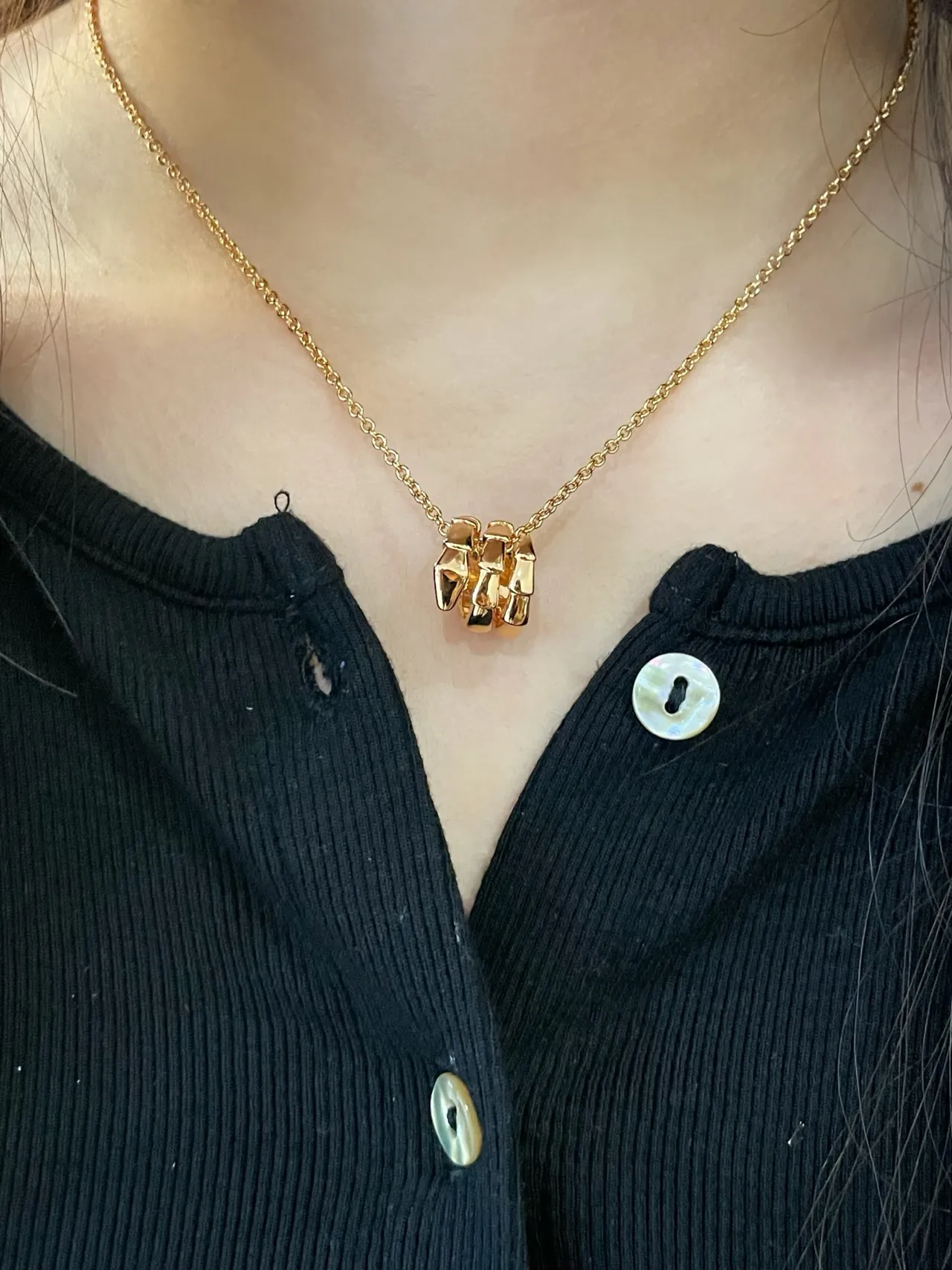 Bvlgari Serpenti Tubogas قلادة الأنابيب الثلاثية المعلقة 9