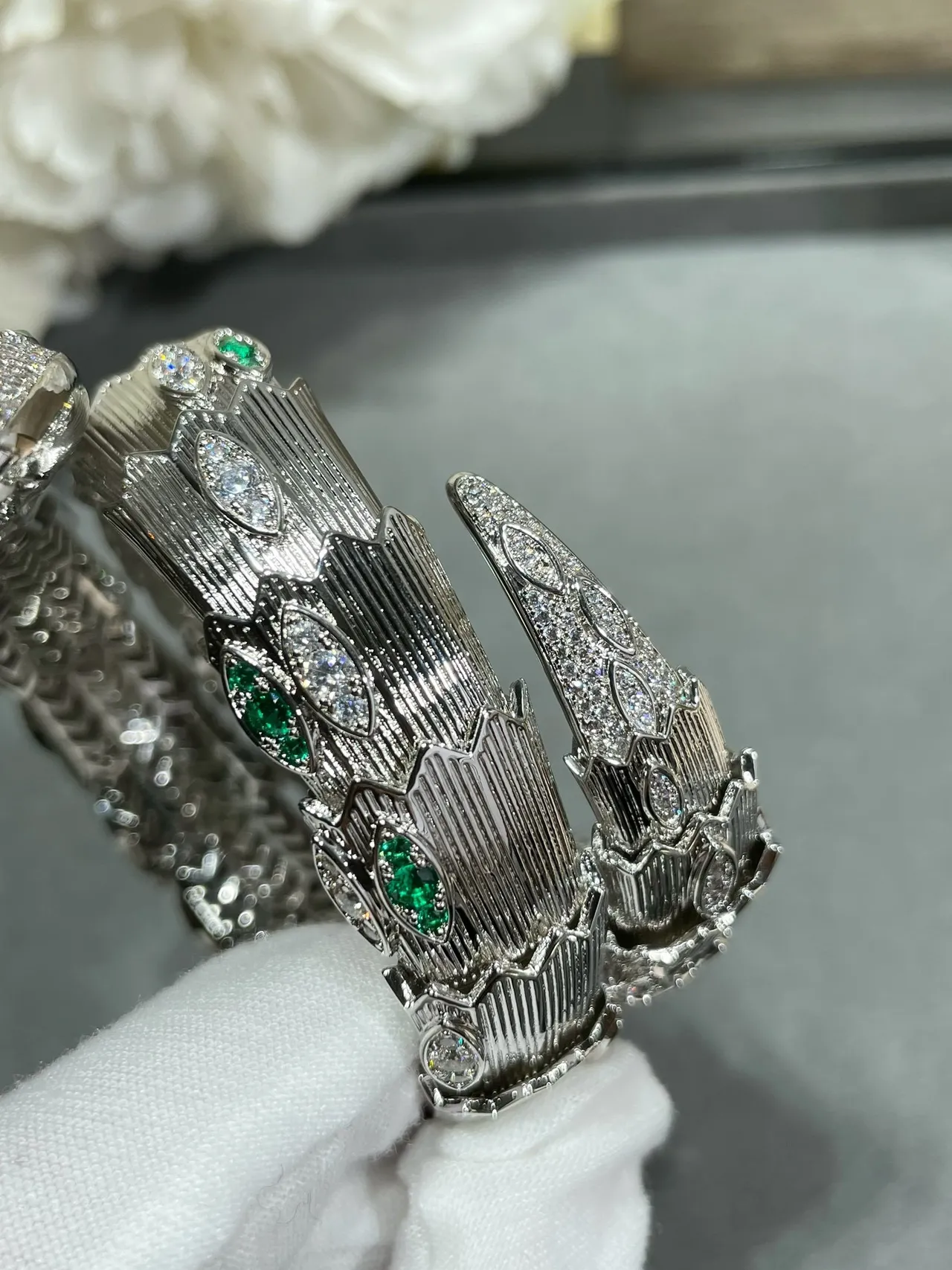 Bvlgari Bracelet Serpent Enroulé Diamants Pavé Argent Vert 2