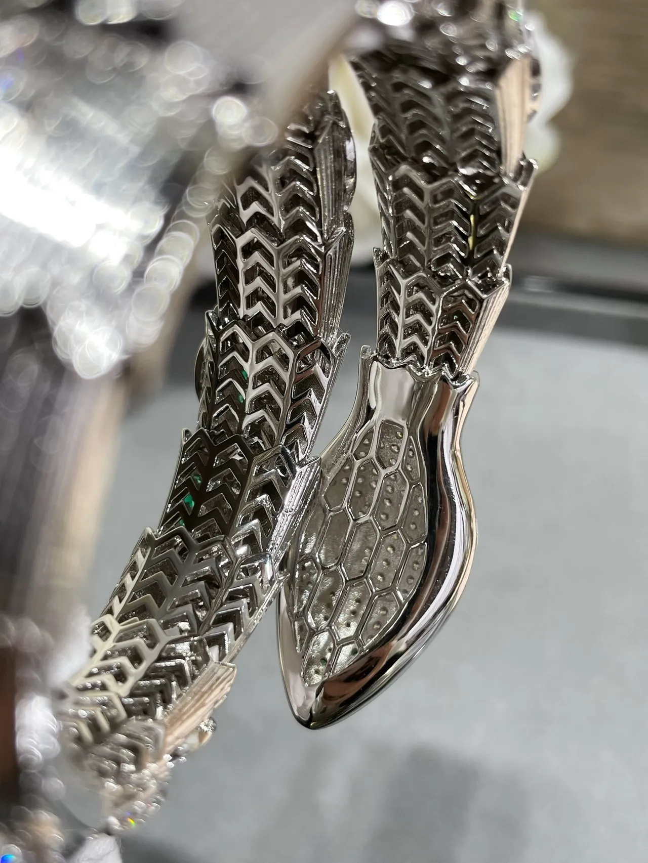 Bvlgari Bracelet Serpent Enroulé Diamants Pavé Argent Vert 4