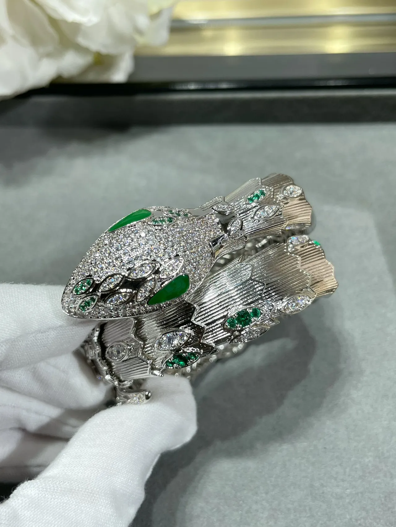 Bvlgari Bracelet Serpent Enroulé Diamants Pavé Argent Vert 5