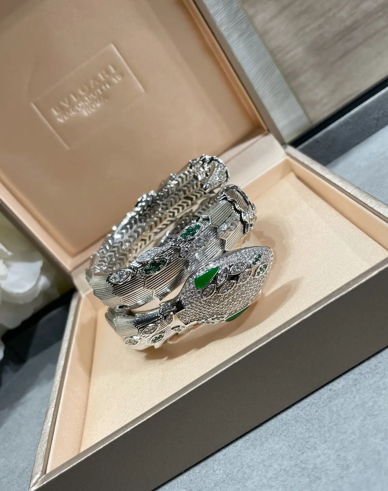 Bvlgari Bracelet Serpent Enroulé Diamants Pavé Argent Vert 6