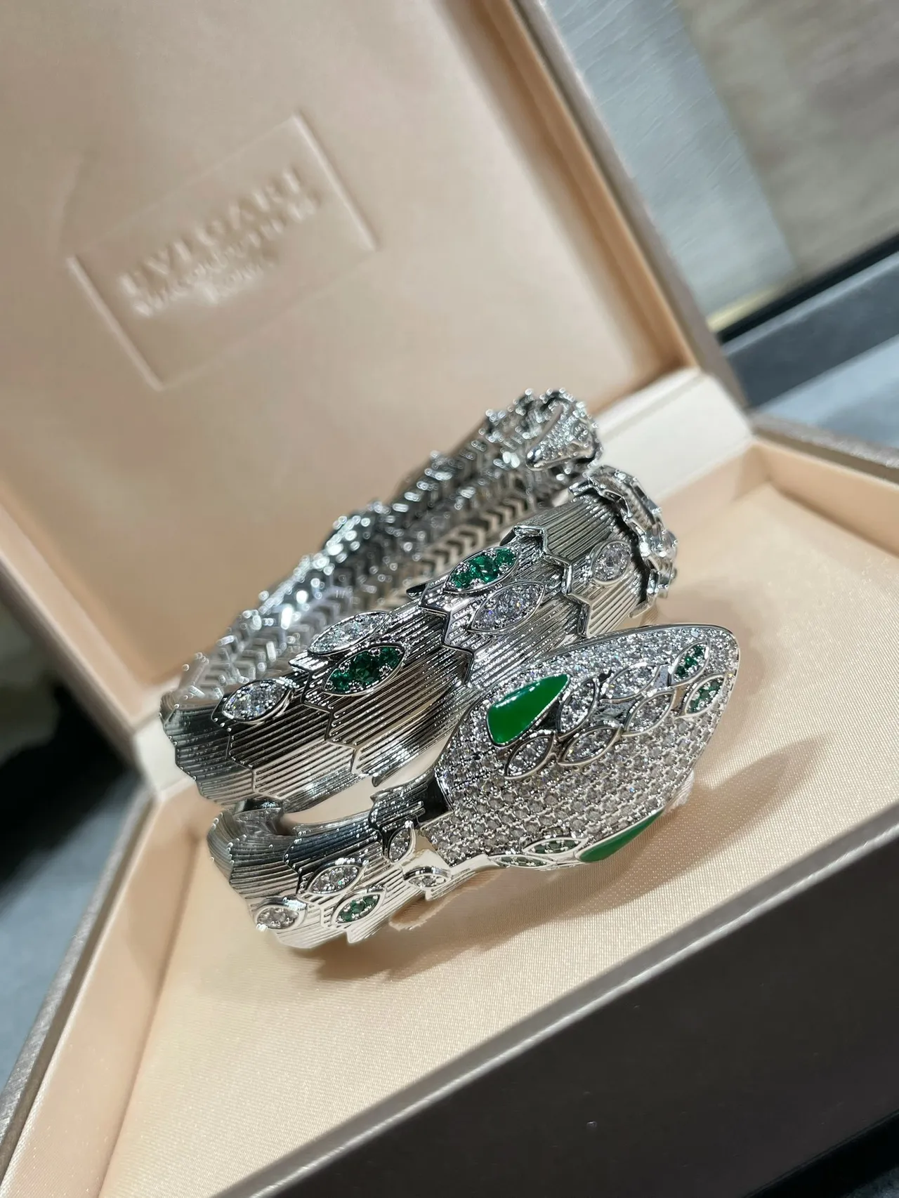 Bvlgari Bracelet Serpent Enroulé Diamants Pavé Argent Vert 7