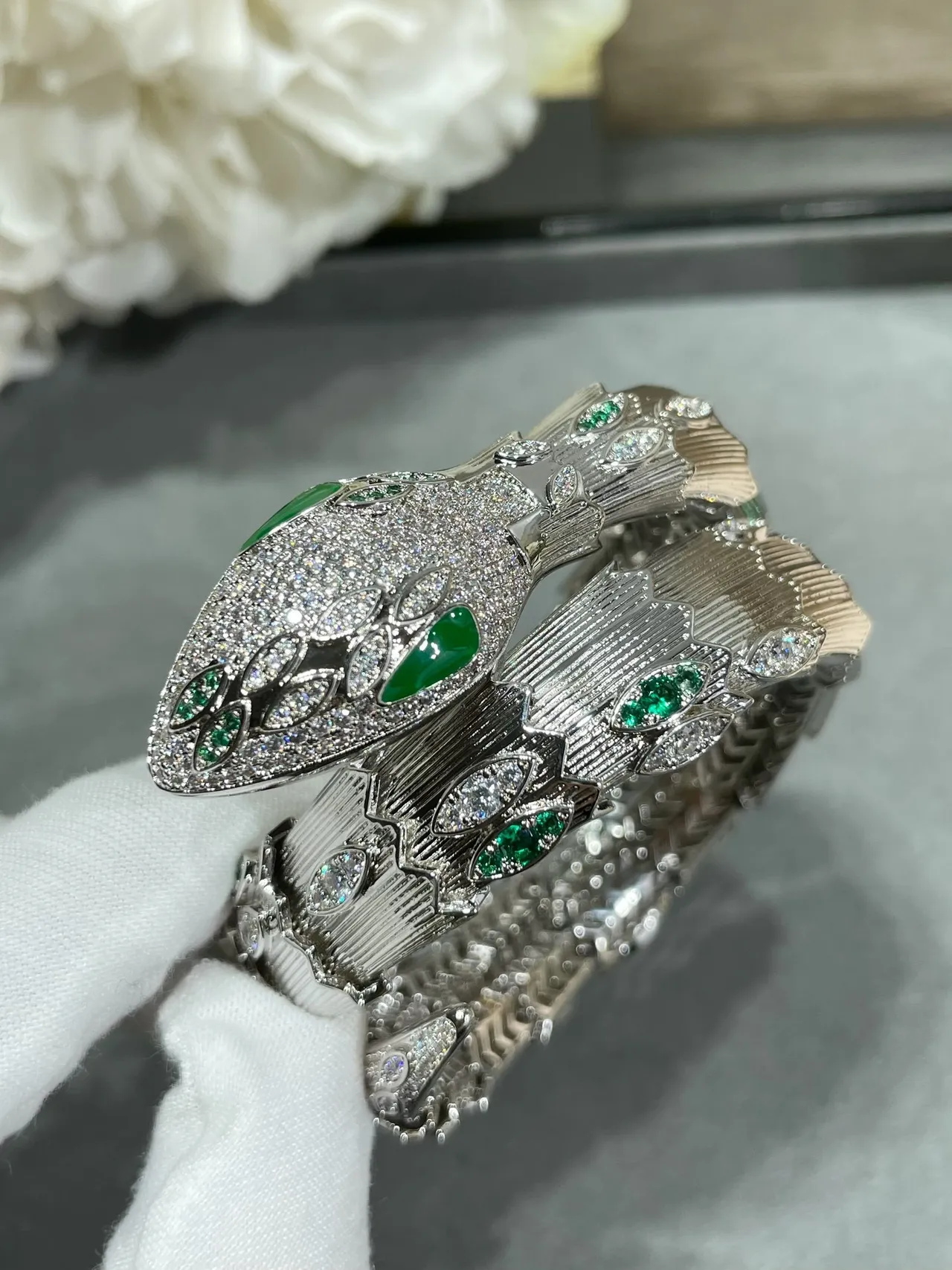 Bvlgari Bracelet Serpent Enroulé Diamants Pavé Argent Vert 8