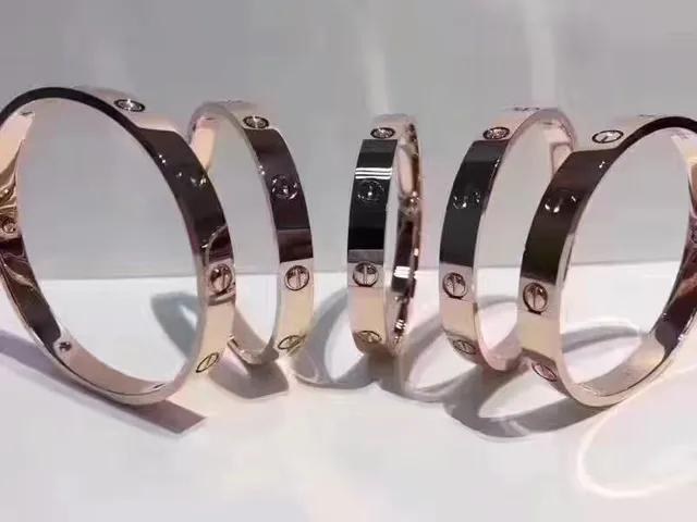 Cartier Love Bracelet noir et or motif vis émail ou cuir 4