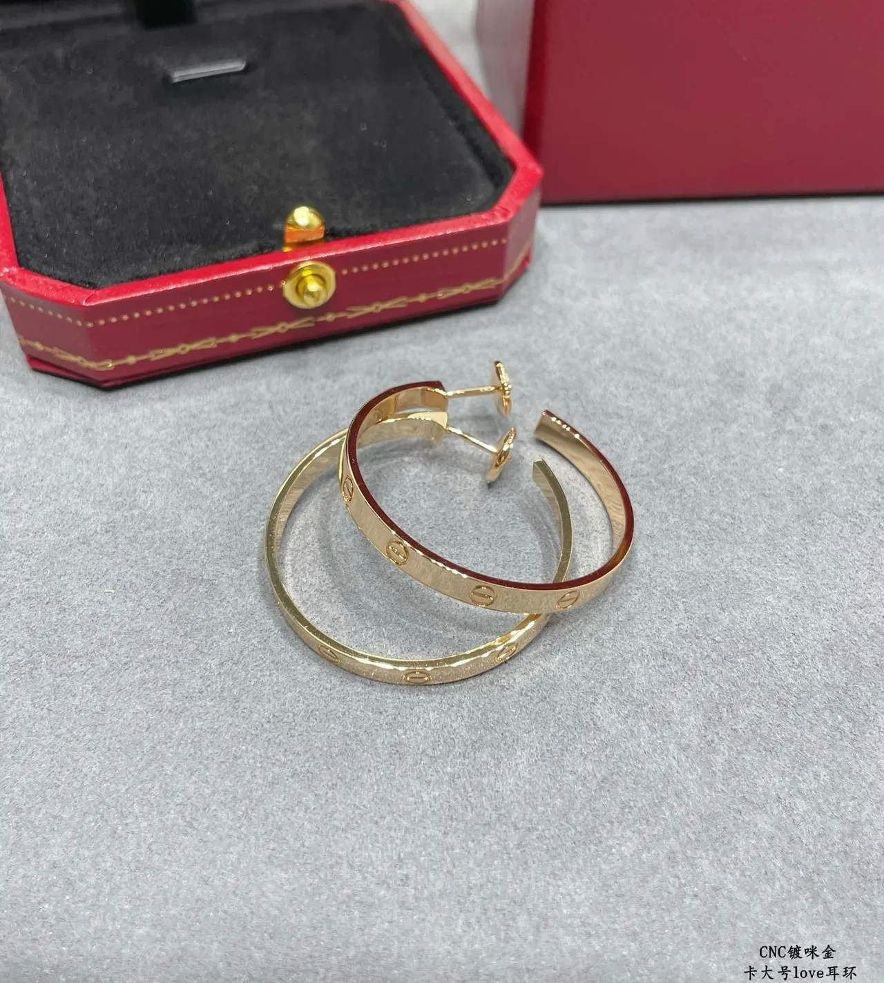 Cartier Love Aretes de aro con motivo de tornillo en oro 2