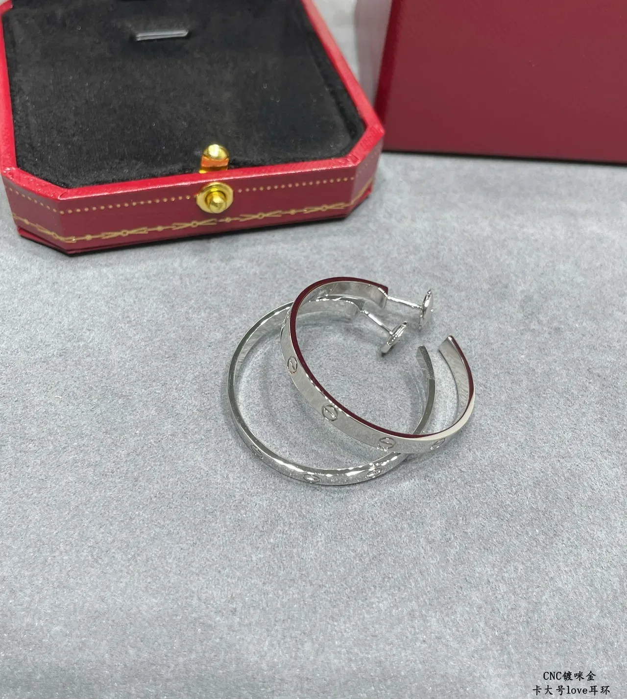 Cartier Love Aretes de aro con motivo de tornillo en oro 3