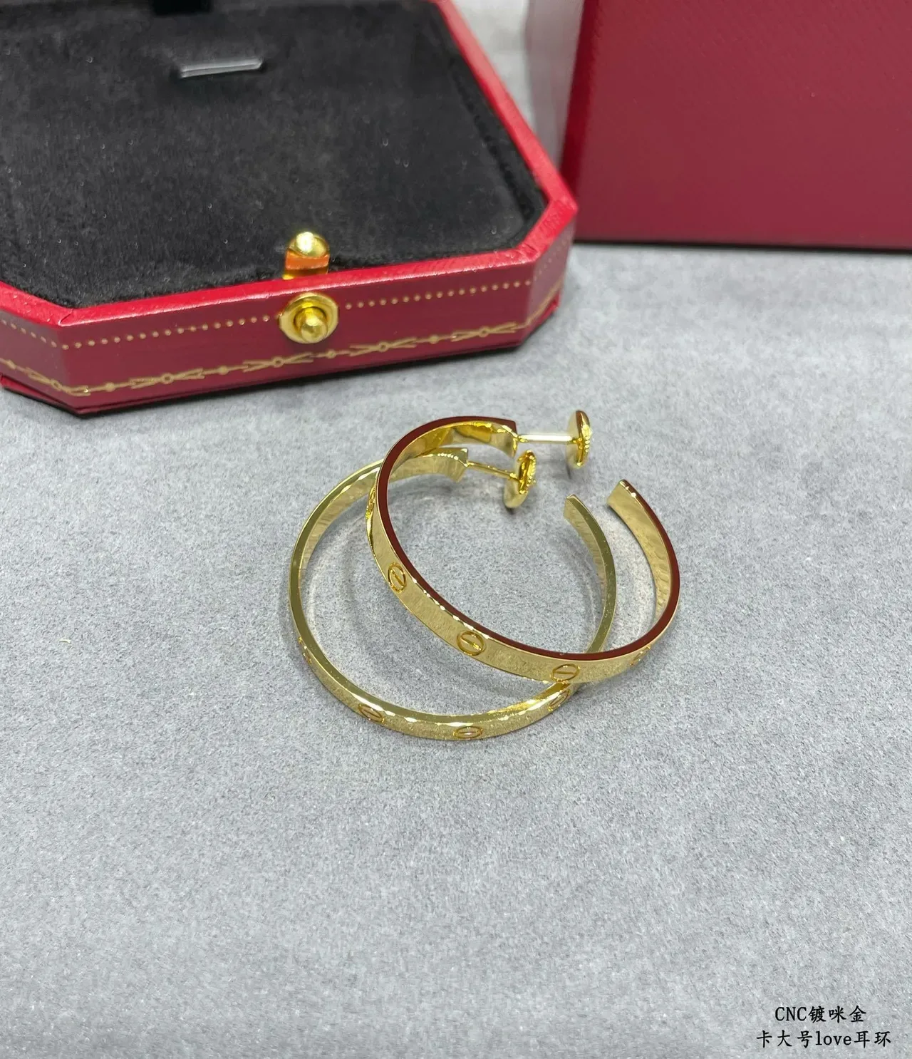 Cartier Love Aretes de aro con motivo de tornillo en oro 4