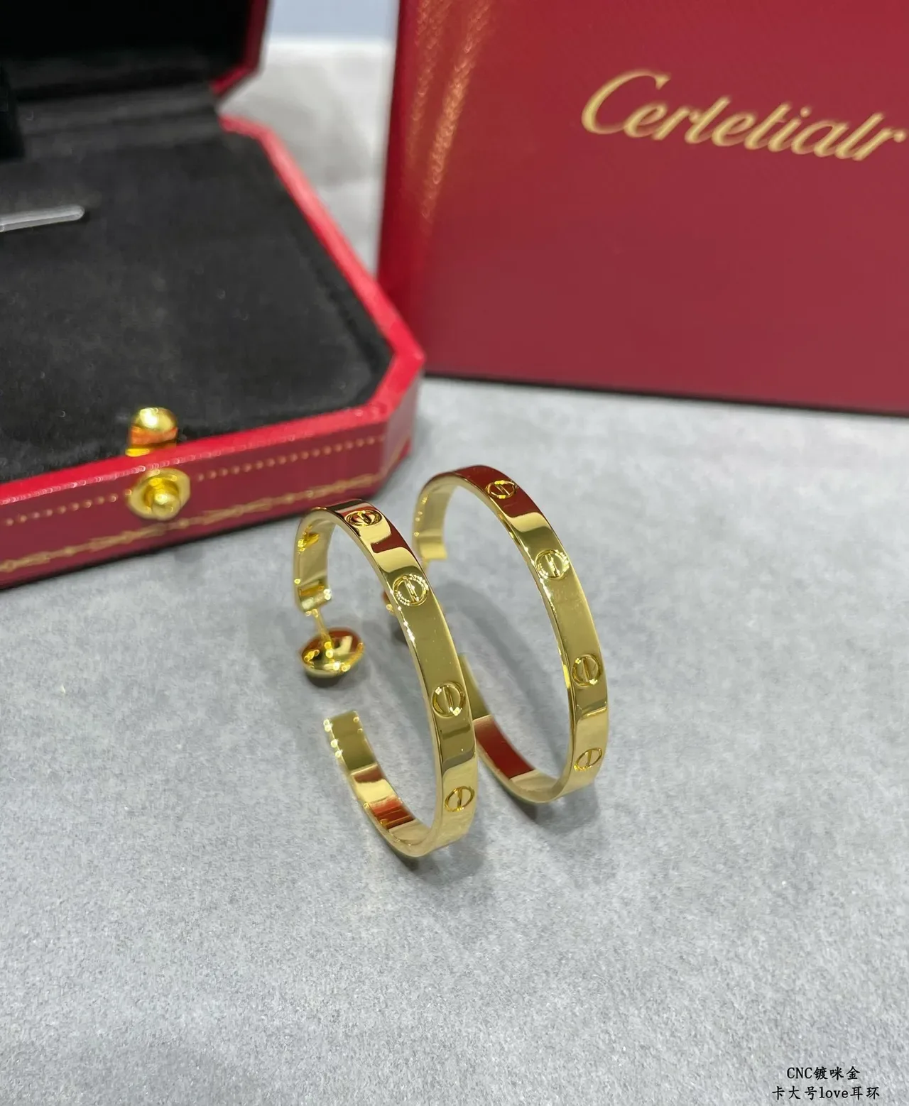 Cartier Love Aretes de aro con motivo de tornillo en oro 7