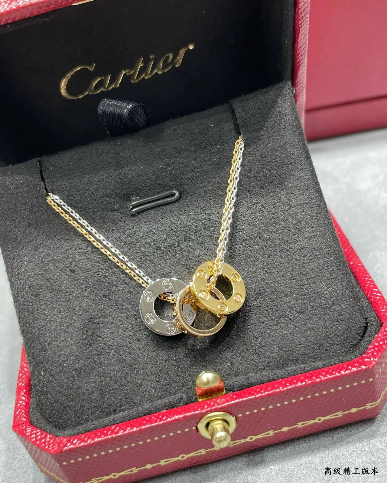 Collier Cartier Trinity à trois anneaux entrelacés en or bicolore 2