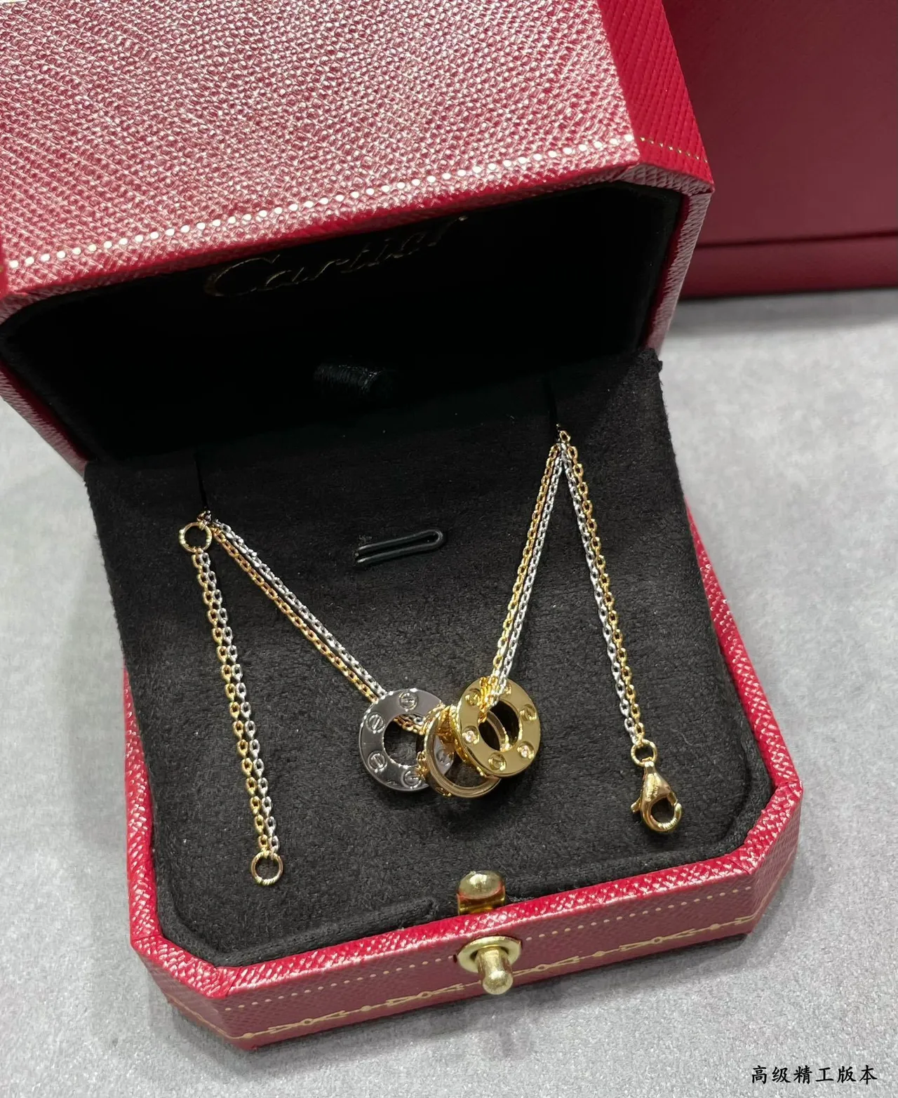 Collier Cartier Trinity à trois anneaux entrelacés en or bicolore 8