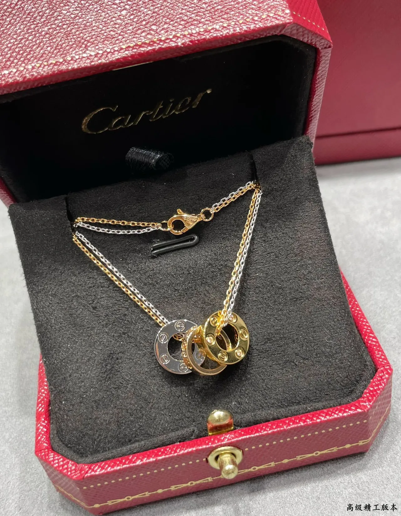 Collier Cartier Trinity à trois anneaux entrelacés en or bicolore 4