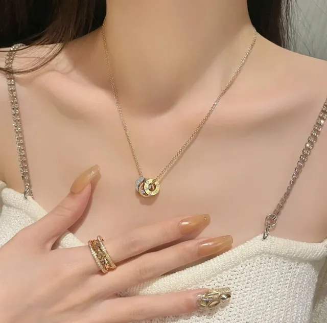 Collier Cartier Trinity à trois anneaux entrelacés en or bicolore 5