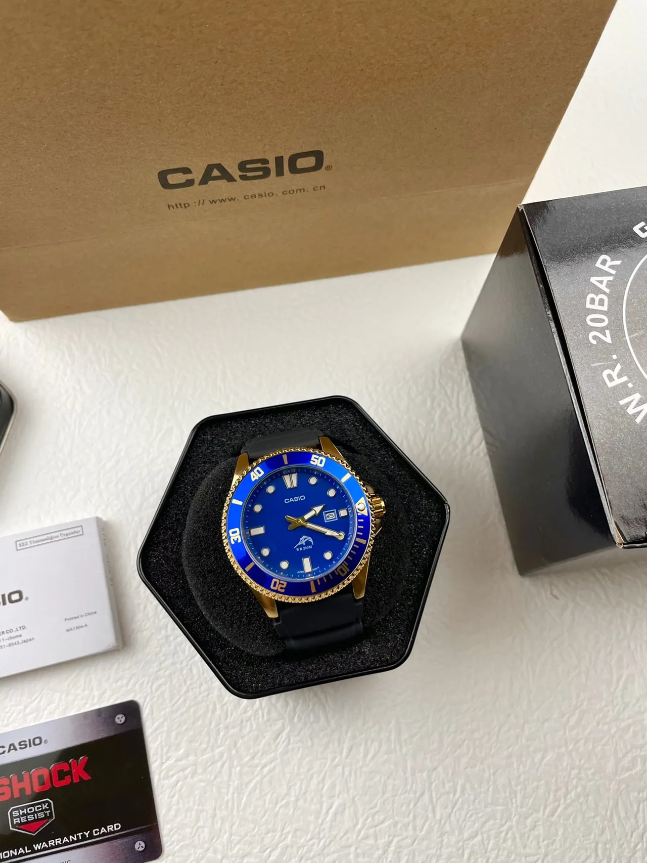Casio montre sportive de style plongée bleu et or 2