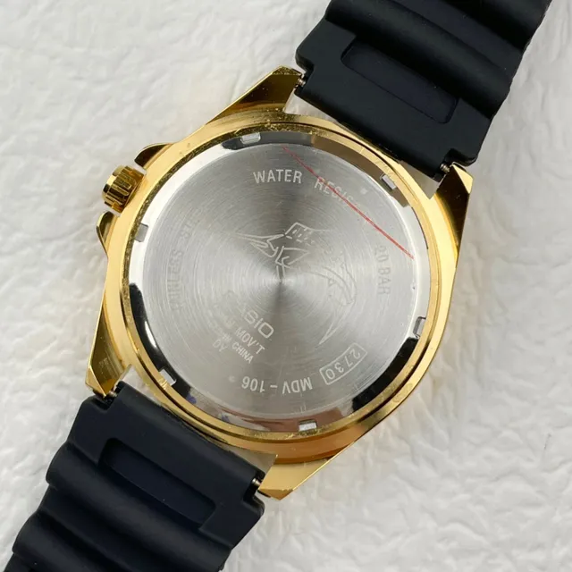 Casio montre sportive de style plongée bleu et or 3