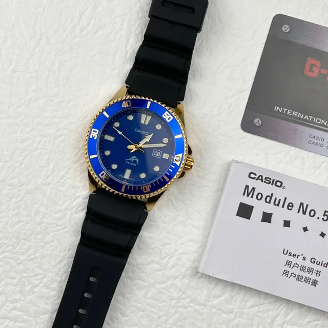 Casio montre sportive de style plongée bleu et or 7