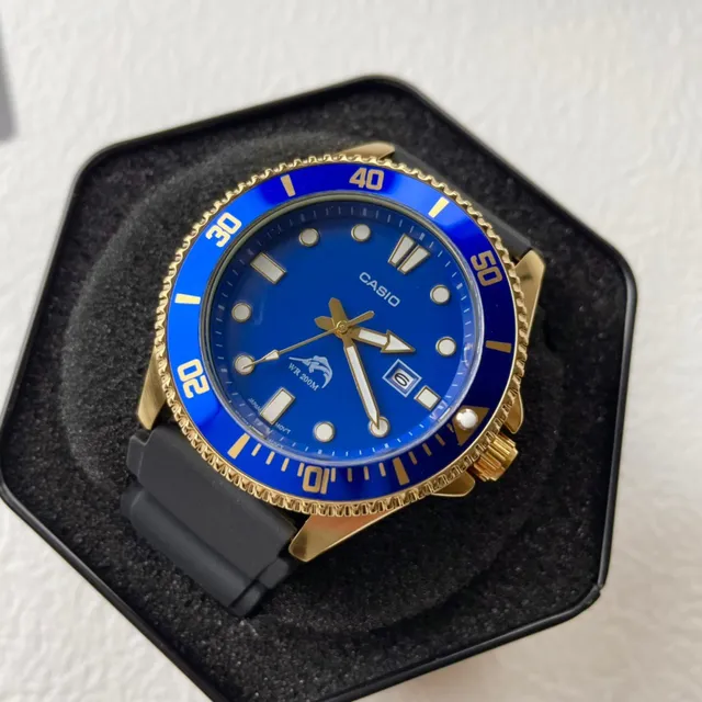 Casio montre sportive de style plongée bleu et or 9