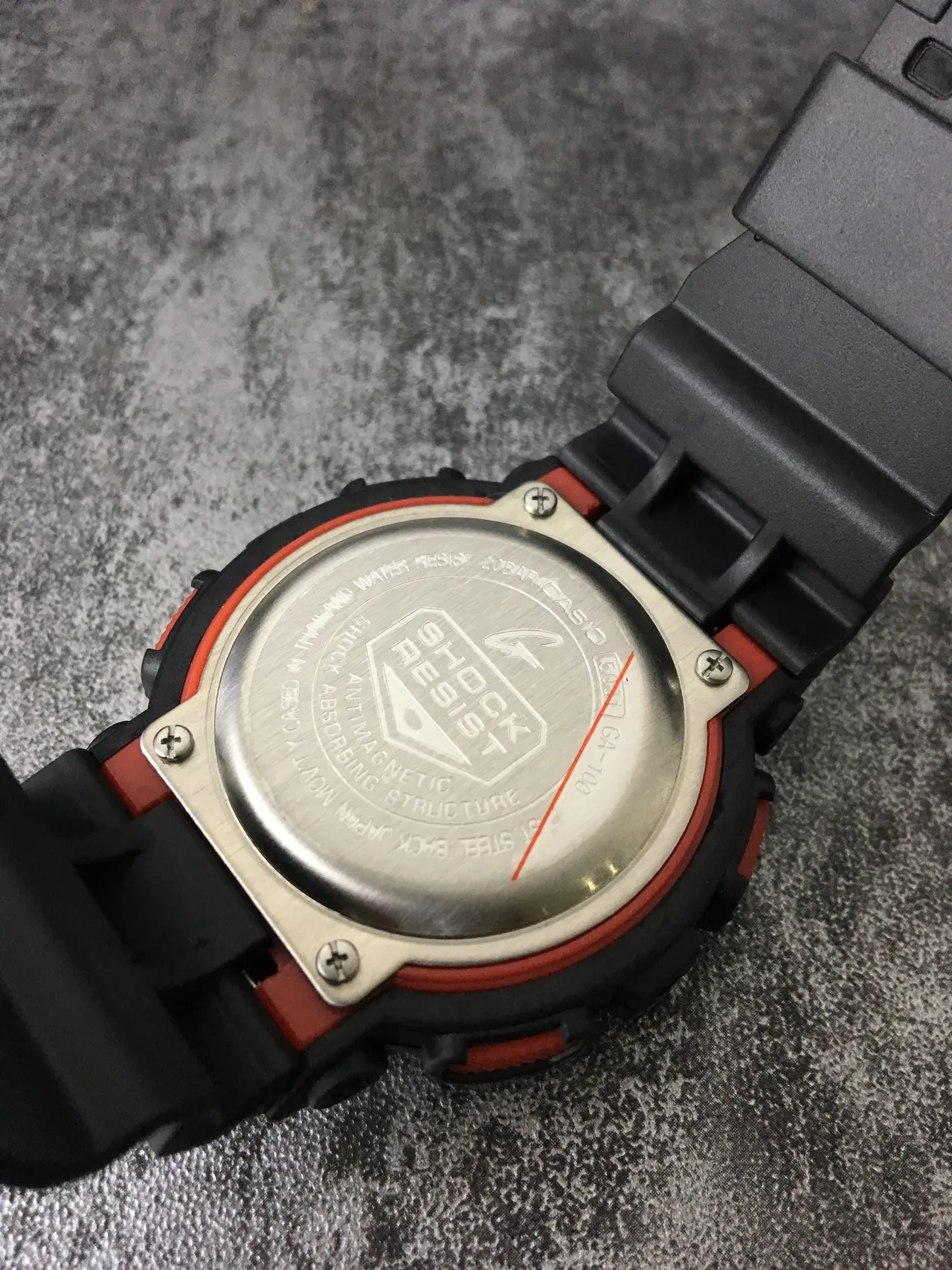 Casio G-Shock GA-100 Montre Sportive Noire et Rouge 3