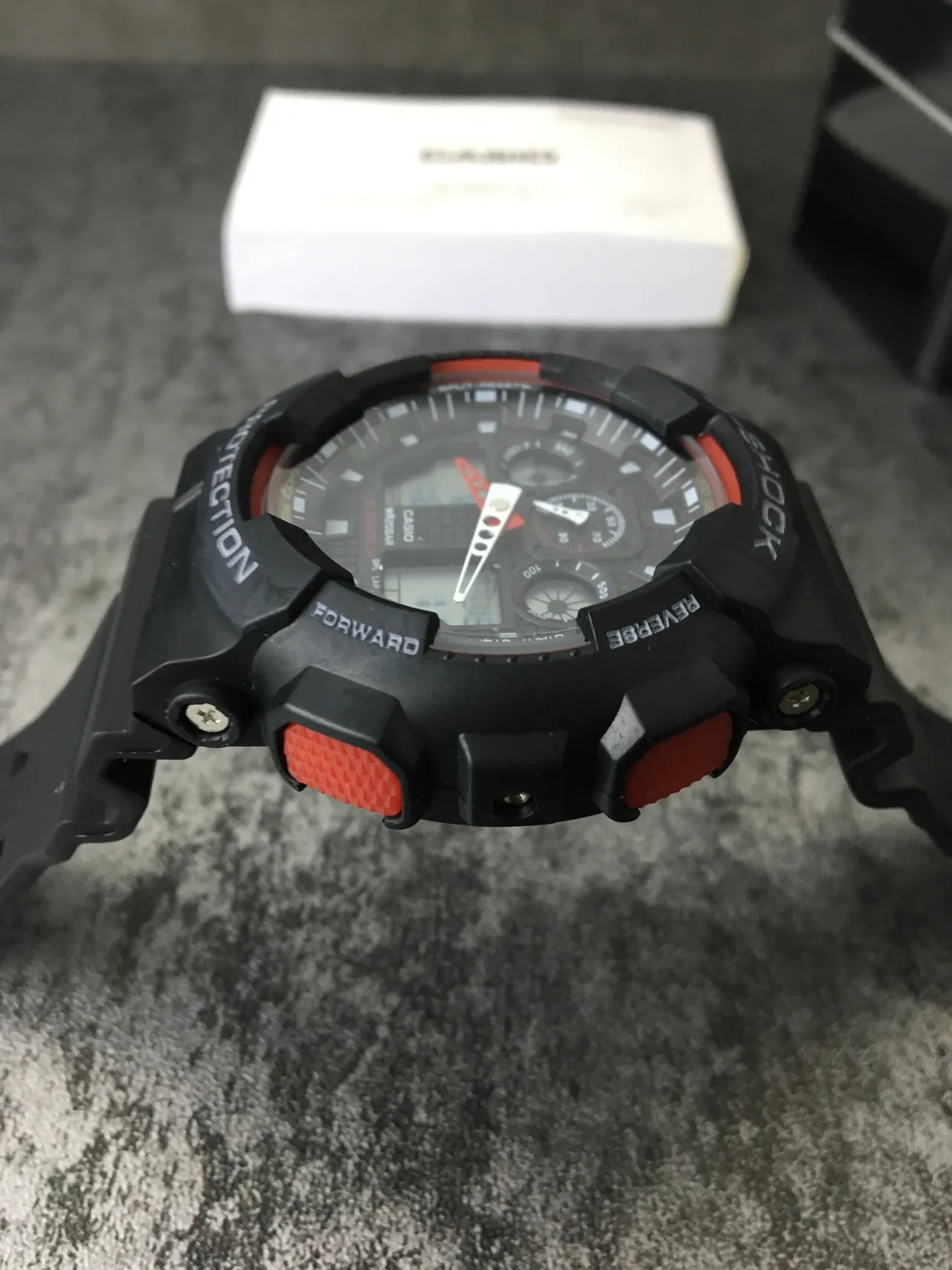 Casio G-Shock GA-100 Montre Sportive Noire et Rouge 4