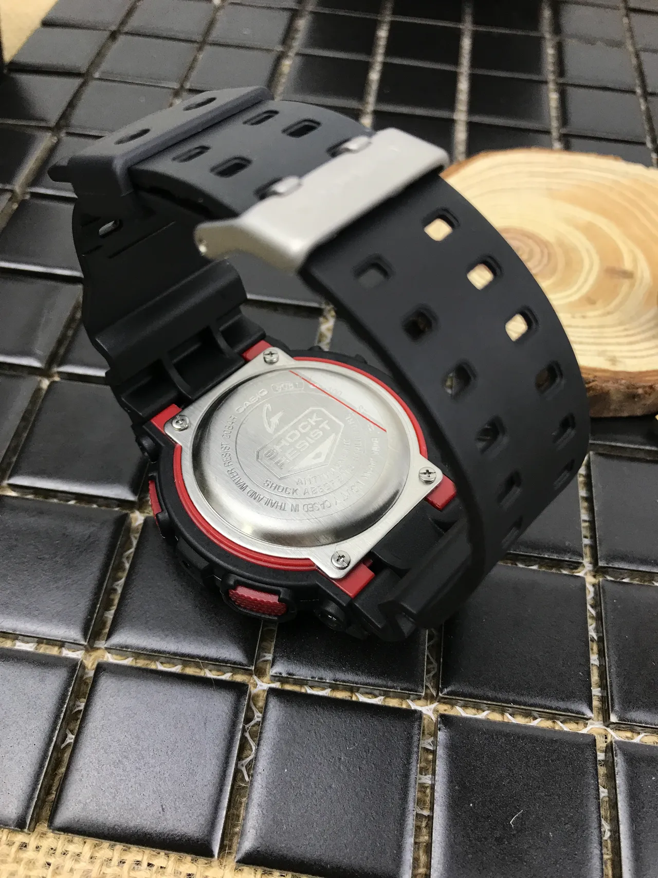 Casio G-Shock GA-100 Montre Sportive Noire et Rouge 7