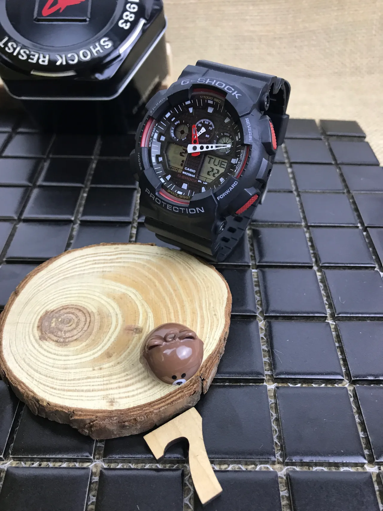 Casio G-Shock GA-100 Montre Sportive Noire et Rouge 9