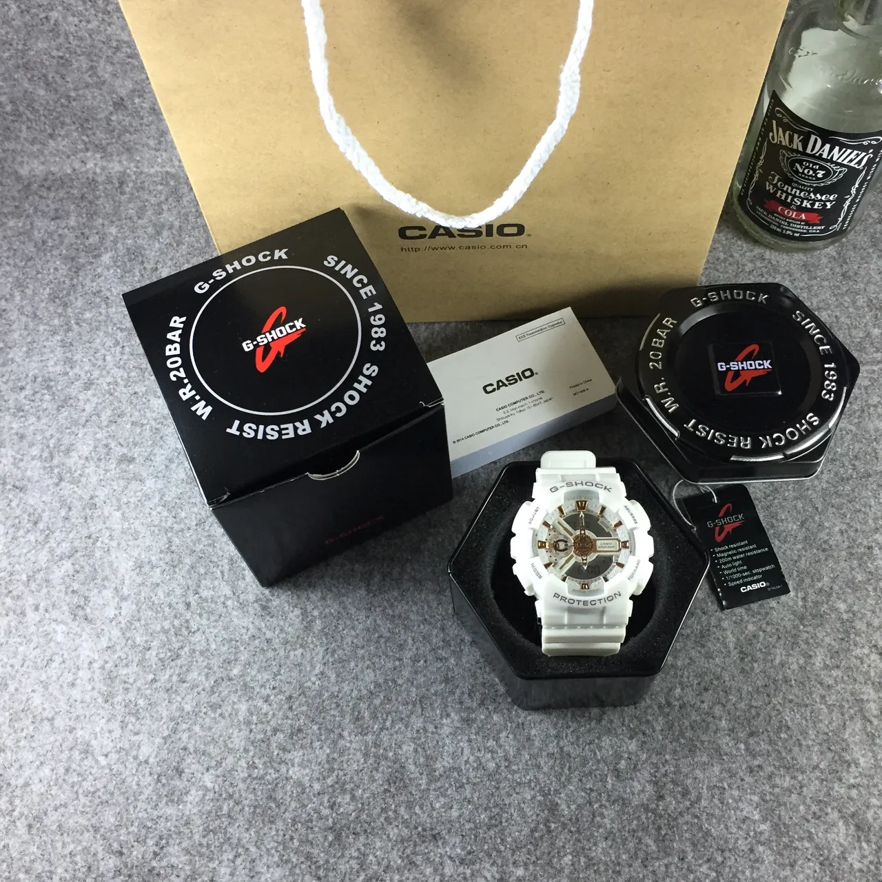 Casio G-Shock GA-110 Blanc et Or Rose Montre Sport 7