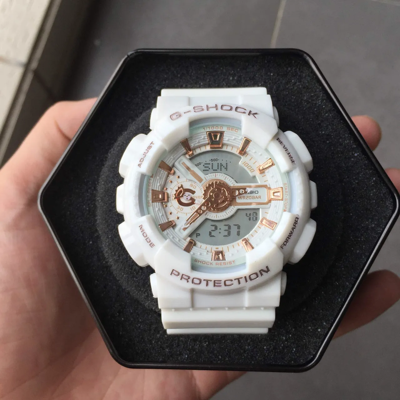 Casio G-Shock GA-110 Blanc et Or Rose Montre Sport 14