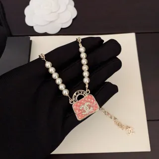 Chanel बैग प्रेरित मोती हार गुलाबी एनामेल क्विल्टेड पेंडेंट हार