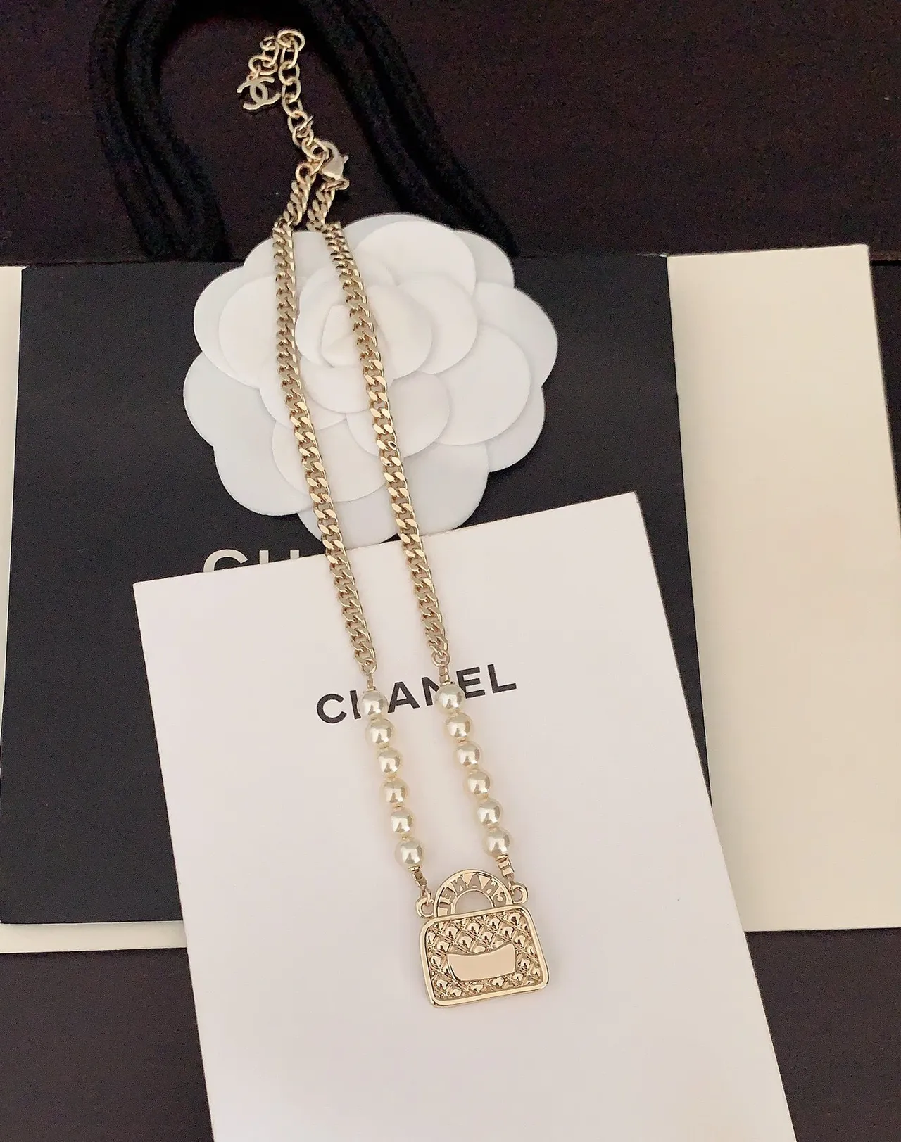 Chanel बैग प्रेरित मोती हार गुलाबी एनामेल क्विल्टेड पेंडेंट हार 2