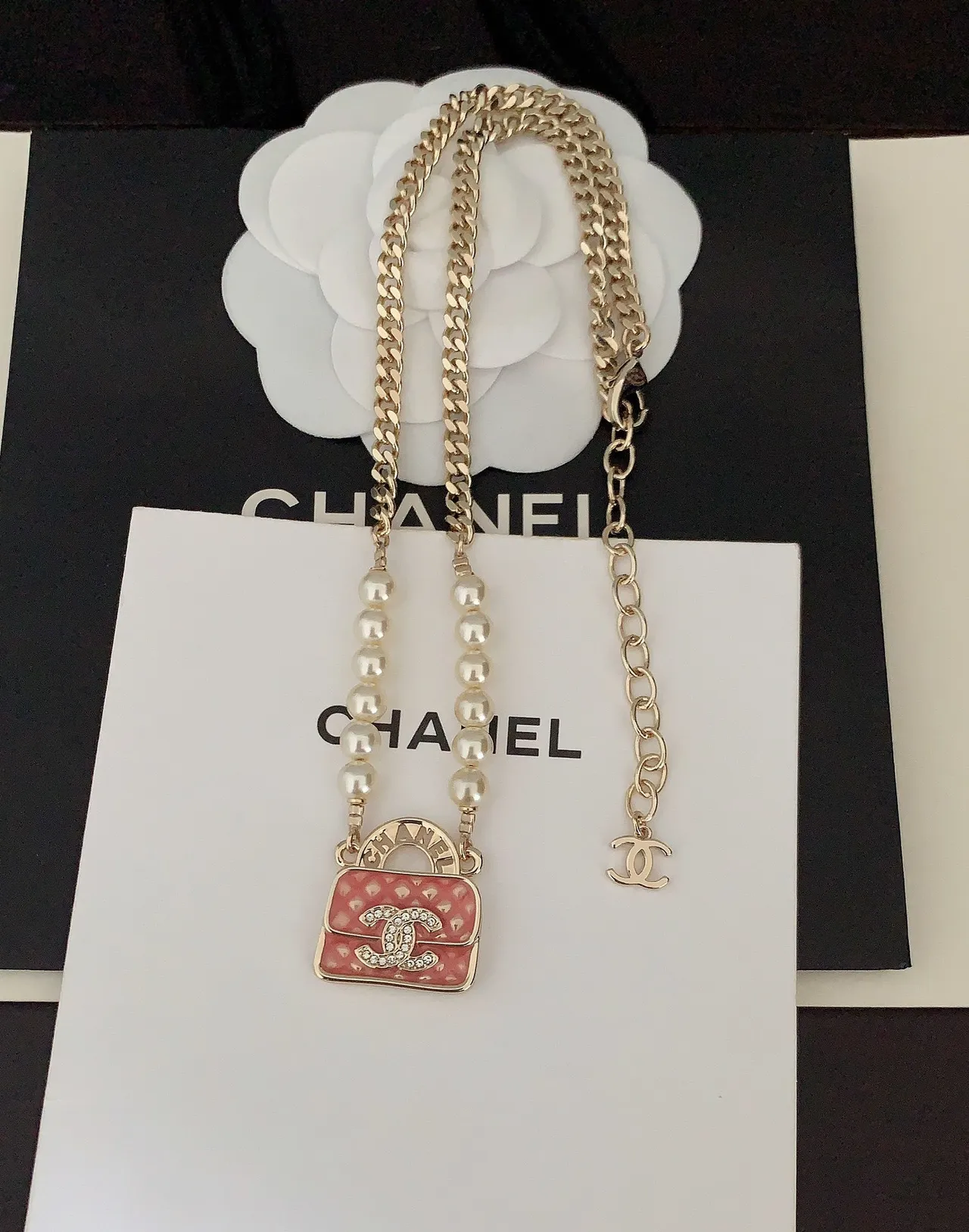 Chanel बैग प्रेरित मोती हार गुलाबी एनामेल क्विल्टेड पेंडेंट हार 3