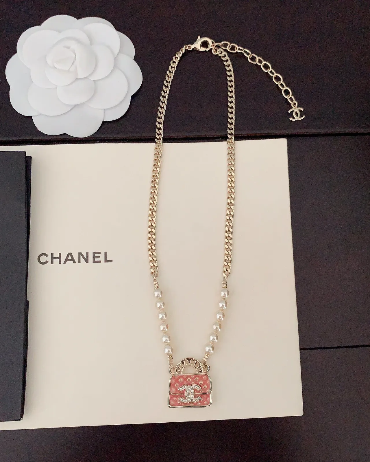 Chanel बैग प्रेरित मोती हार गुलाबी एनामेल क्विल्टेड पेंडेंट हार 4