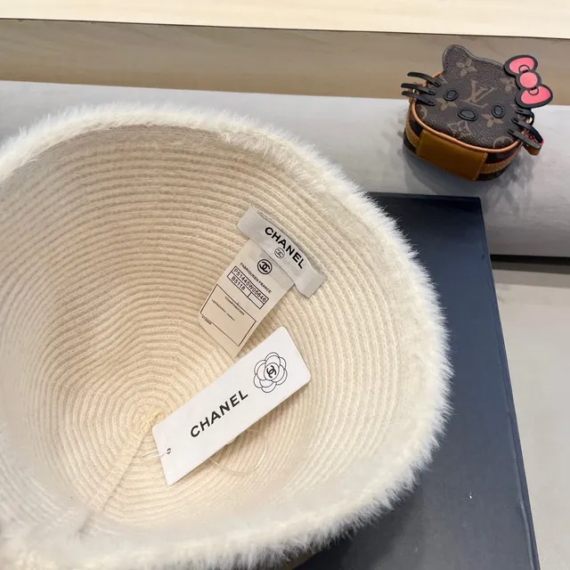 Chanel Chapeau seau tricot côtelé avec ourlet pelucheux doré beige 2