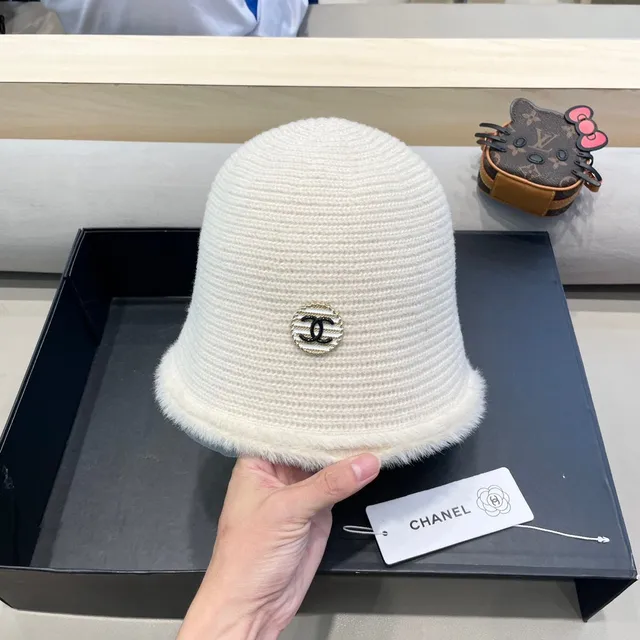 Chanel Chapeau seau tricot côtelé avec ourlet pelucheux doré beige 3