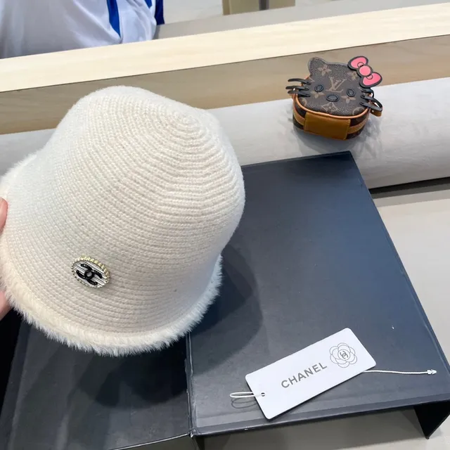 Chanel Chapeau seau tricot côtelé avec ourlet pelucheux doré beige 4