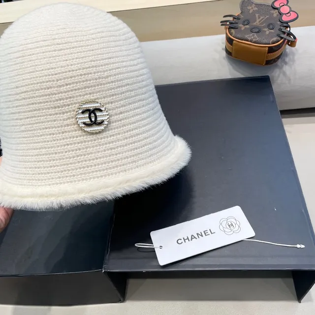 Chanel Chapeau seau tricot côtelé avec ourlet pelucheux doré beige 5
