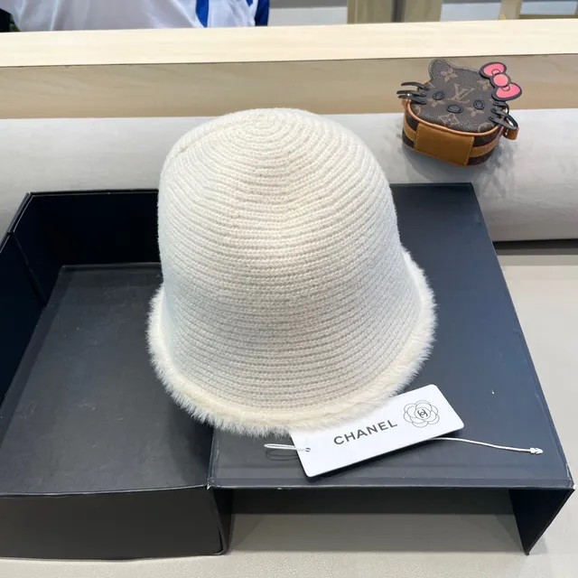 Chanel Chapeau seau tricot côtelé avec ourlet pelucheux doré beige 7