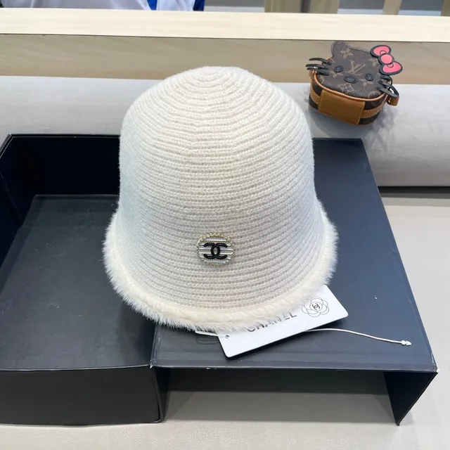 Chanel Chapeau seau tricot côtelé avec ourlet pelucheux doré beige 8