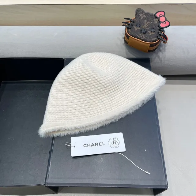 Chanel Chapeau seau tricot côtelé avec ourlet pelucheux doré beige 9