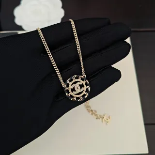 Chanel काला सोना Curb Chain गोलाकार CC Logo पेंडेंट नेकलेस