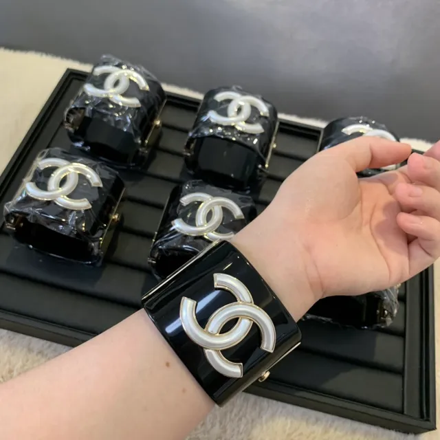 Chanel Black White Glossy Lacquer Enamel CC Logo Wristlet 2