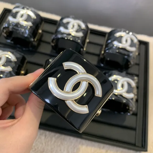 Chanel Black White Glossy Lacquer Enamel CC Logo Wristlet 3