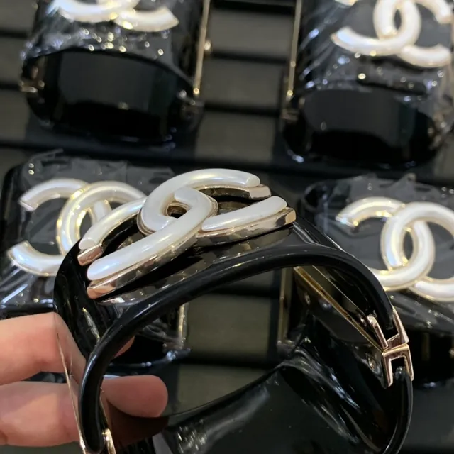 Chanel Black White Glossy Lacquer Enamel CC Logo Wristlet 4