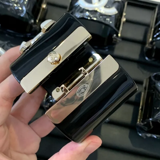 Chanel Black White Glossy Lacquer Enamel CC Logo Wristlet 6