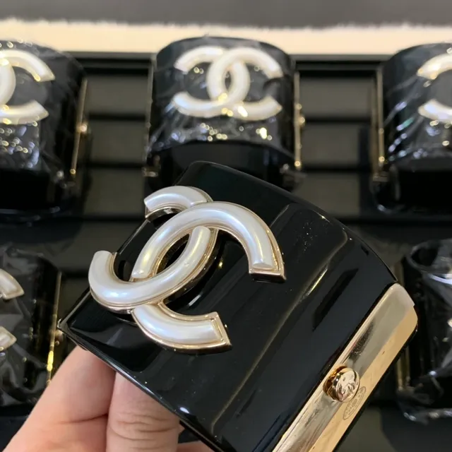 Chanel Black White Glossy Lacquer Enamel CC Logo Wristlet 8