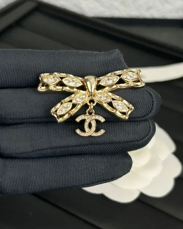 Chanel Broche con Forma de Lazo Adornado con Cristales en Tono Dorado con Logo CC 2