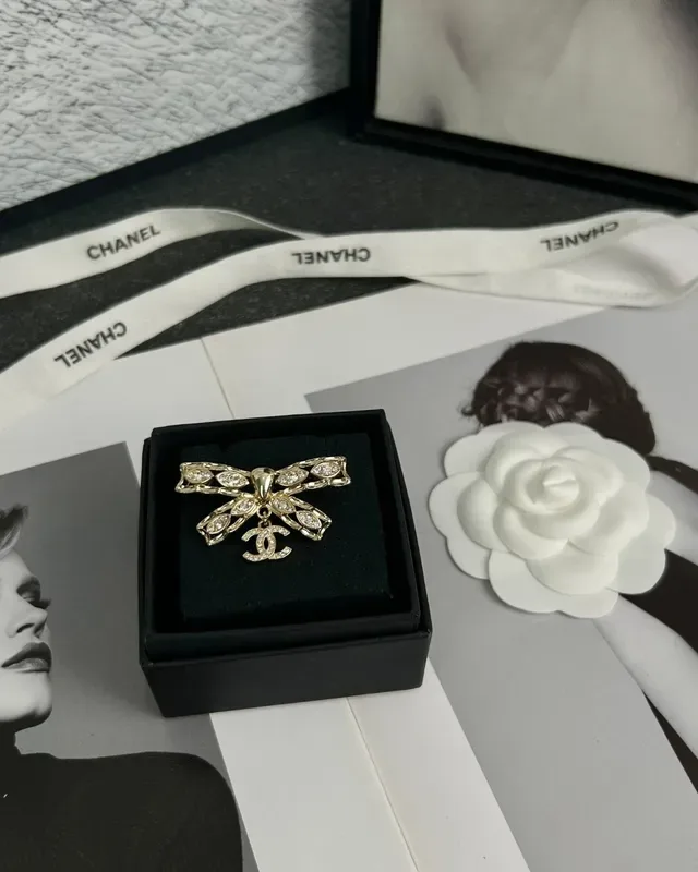 Chanel Broche con Forma de Lazo Adornado con Cristales en Tono Dorado con Logo CC 3